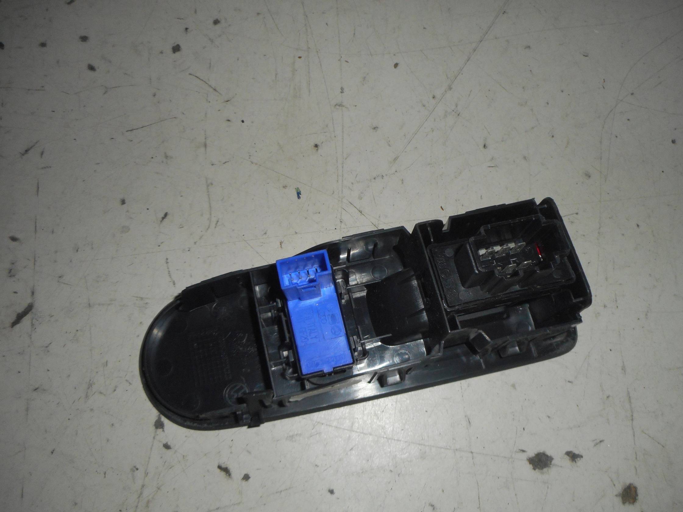 Interruttore alzacristalli porta ant. sx.